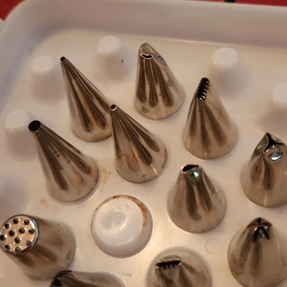 Wilton 1987 Cake Decorating Tip Set 17 pieces